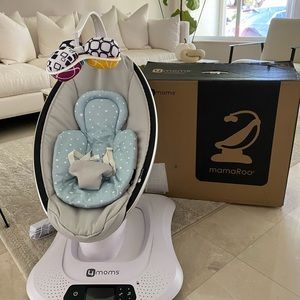 4moms MamaRoo4 baby swing in EUC-Newborn insert included, ships in original box!